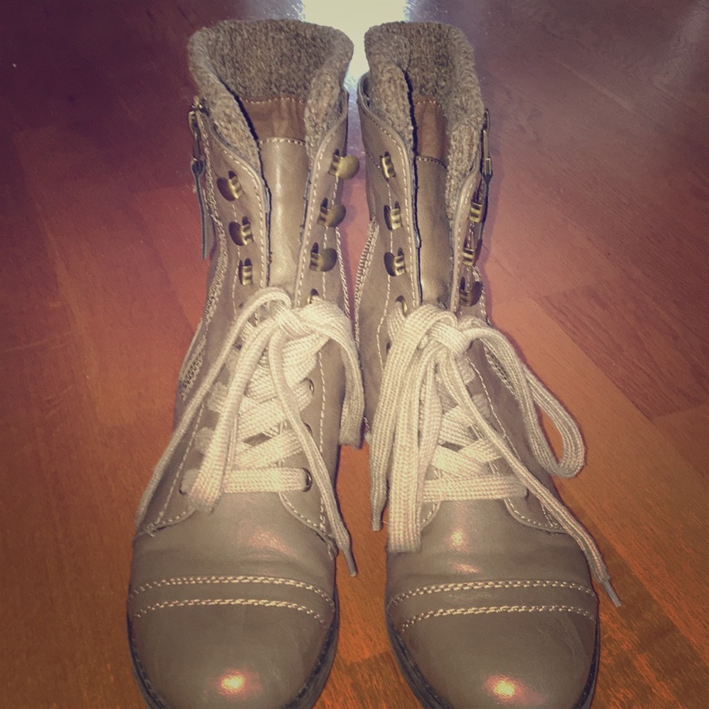 Grayish brownish boots!